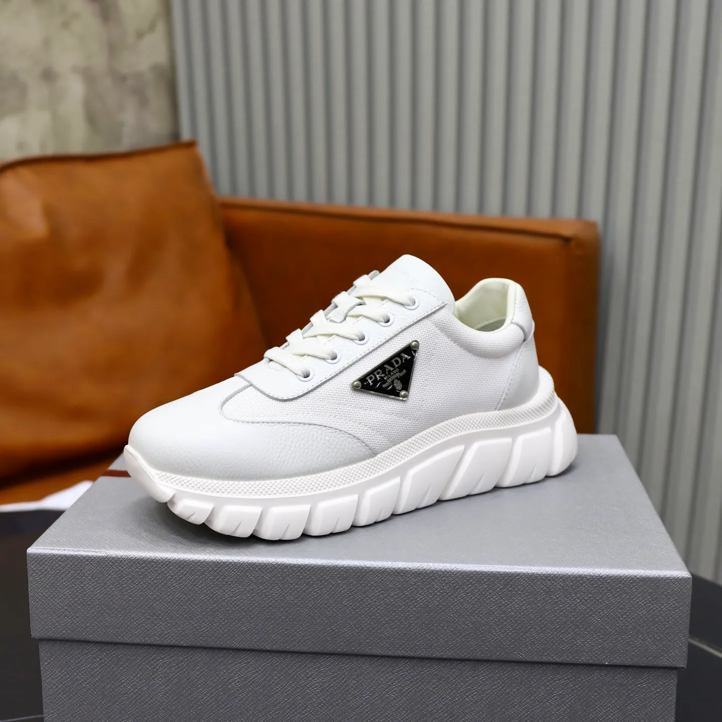 Ex-factory price: 700💰Top original order Brand: PRADA (Prada) Standard code: Men's size 38/44 (45 can be customized) Grade: Same as the official website Material: Original cowhide stitching, cowhide lining, original combination two-color wear-resistant soft outsole Style category: casual sports version, young fashion, European and American trend, British style Color: actual picture color